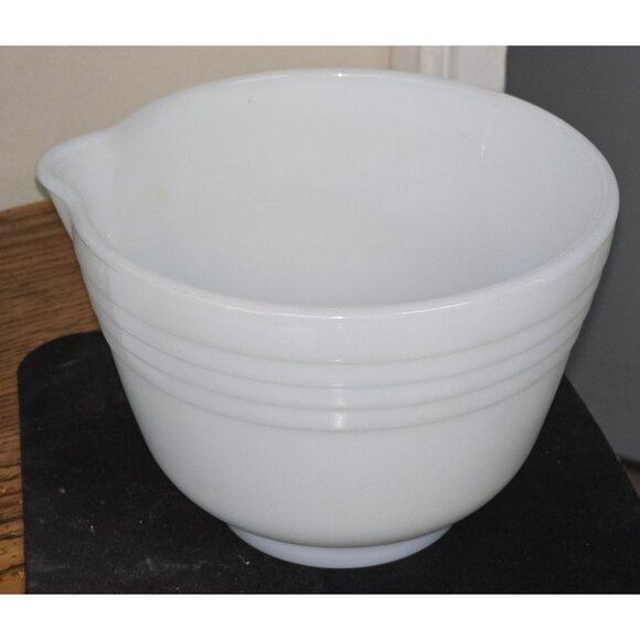 Pyrex Ribbed Mixing Bowl #37 with Spout White Milk Glass - Picture 3 of 8